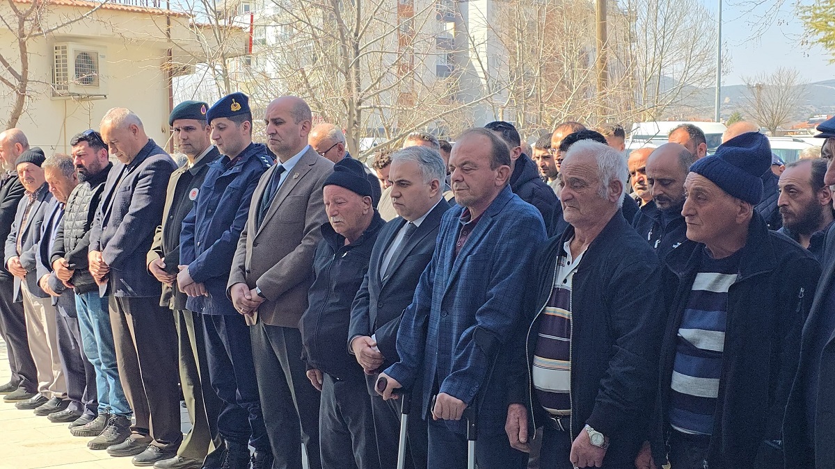 KAYMAKAM DURU ŞEHİT ANNEMİZİN CENAZESİNE KATILDI.