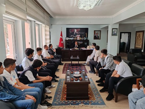 EVLİYA ÇELEBİ PROJESİ KAPSAMINDA GAZİANTEP’TEN ÖĞRENCİLERİMİZ KAYMAKAM DURU’YU ZİYARET ETTİ.