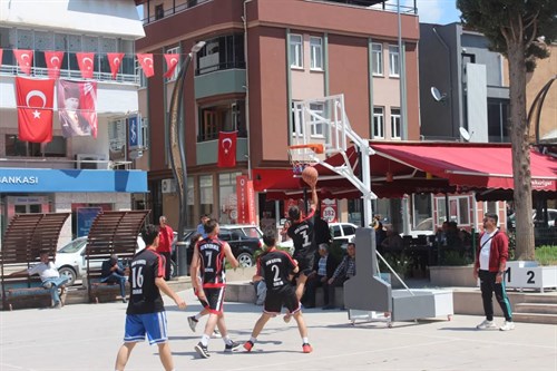 KAYMAKAM DURU KERMES VE SOKAK BASKETBOLU ETKİNLİĞİNE KATILDI.